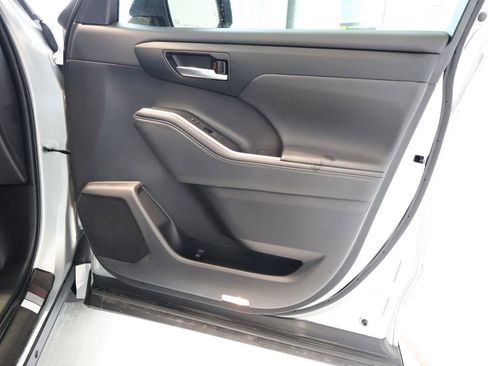 Used 2024 Toyota Highlander XLE AWD/4WD image 35