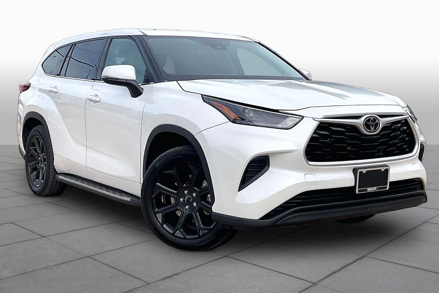 Used 2022 Toyota Highlander L FWD image 3