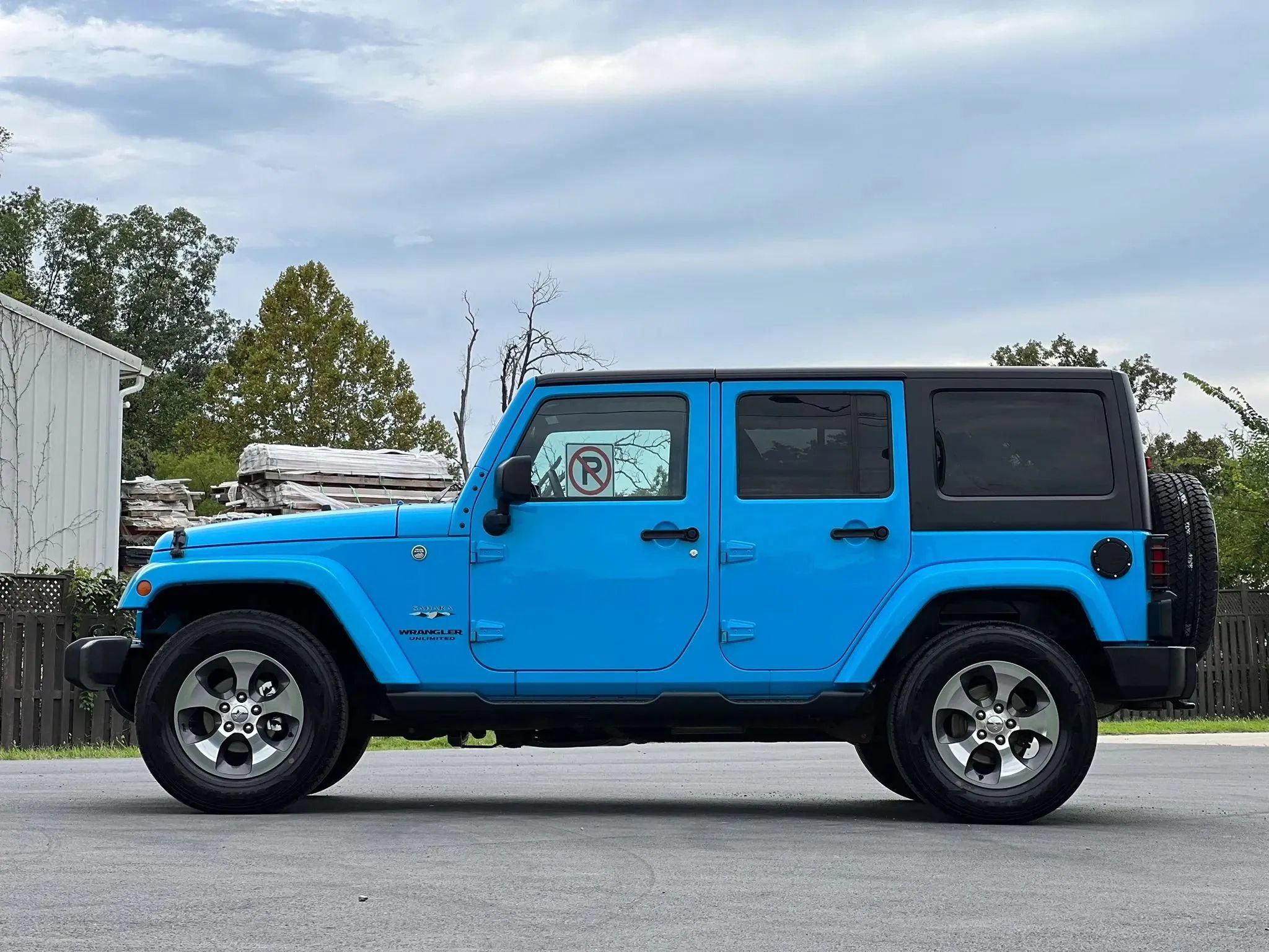 Used 2017 Jeep Wrangler Unlimited Sahara w/ Max Tow Package AWD/4WD image 2
