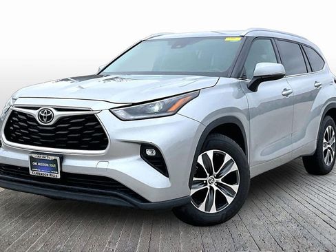 Used 2021 Toyota Highlander XLE AWD/4WD image 3