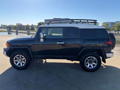 Used 2014 Toyota FJ Cruiser 4WD w/ Convenience Package image 2