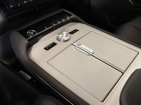 New 2026 Lincoln Navigator Premiere AWD/4WD image 9