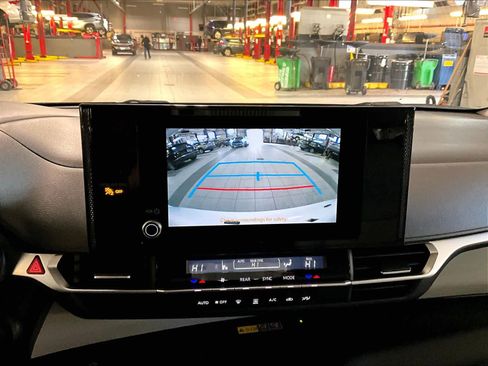 Used 2025 Toyota Sienna LE image 20