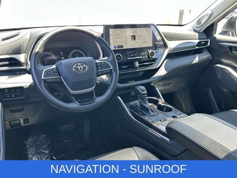 Used 2023 Toyota Highlander Limited AWD/4WD image 2