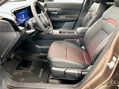 New 2025 Nissan Kicks SR image 17
