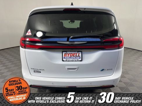 Used 2023 Chrysler Pacifica Touring-L FWD image 5