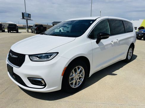 Used 2025 Chrysler Pacifica Select FWD image 34