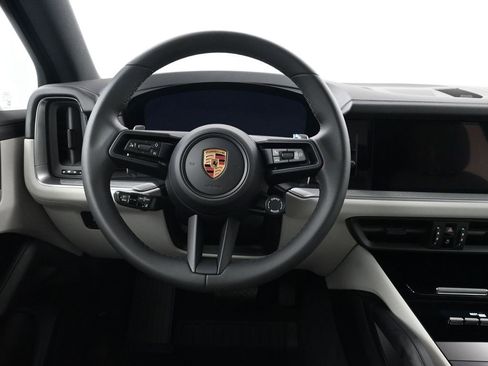 Used 2025 Porsche Cayenne image 12