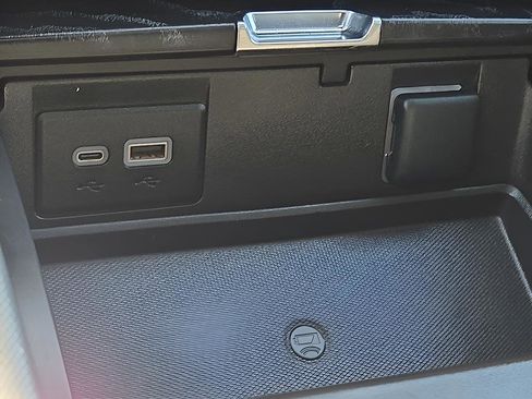 Used 2024 GMC Yukon XL Denali image 16