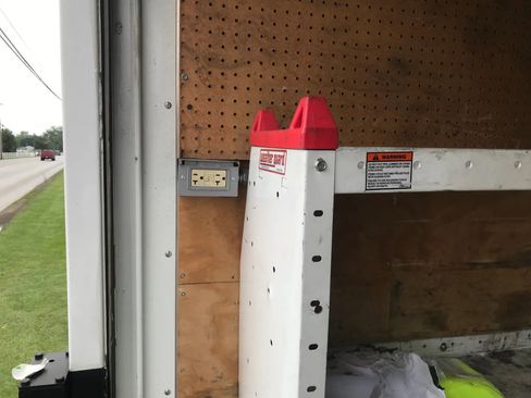 Used 2016 Ford F550 2WD Regular Cab Super Duty image 43