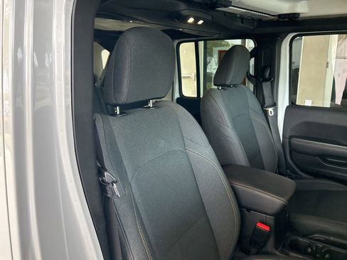 Used 2025 Jeep Wrangler Unlimited Sahara image 21