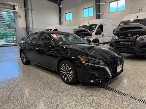 Used 2024 Nissan Altima 2.5 SV w/ SV Premium Package AWD/4WD image 3