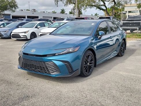 Used 2025 Toyota Camry SE image 2