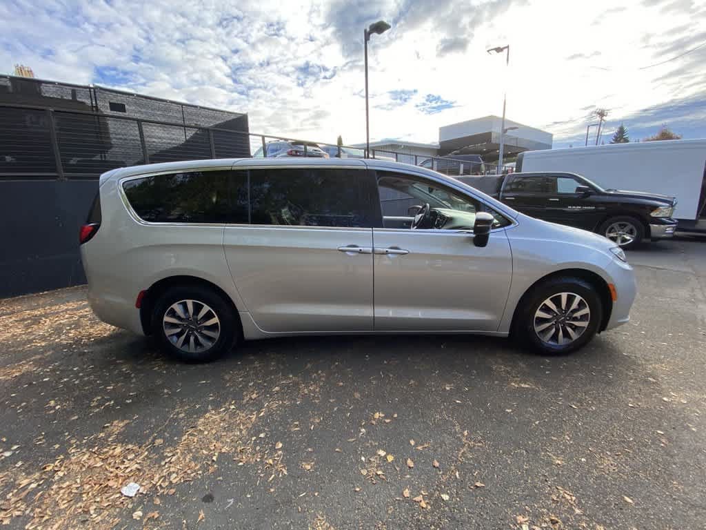 Used 2024 Chrysler Pacifica Limited FWD image 7