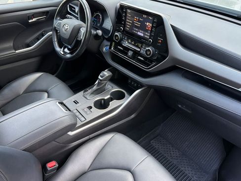 Used 2020 Toyota Highlander XLE AWD/4WD image 19