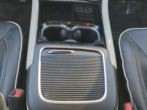 Used 2024 Chrysler Pacifica Limited image 19