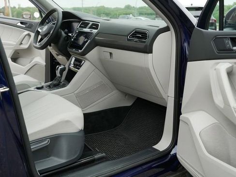 Certified 2023 Volkswagen Tiguan SE w/ Panoramic Sunroof Package AWD/4WD image 20