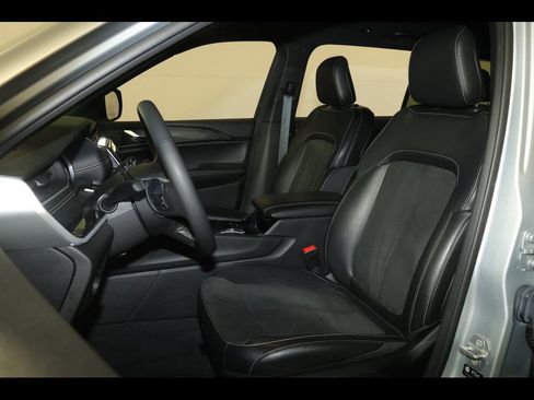 Used 2023 Jeep Grand Cherokee L Laredo image 24