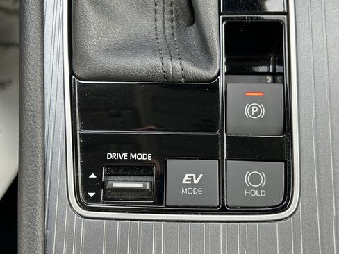 Certified 2025 Toyota Sienna XLE FWD image 37