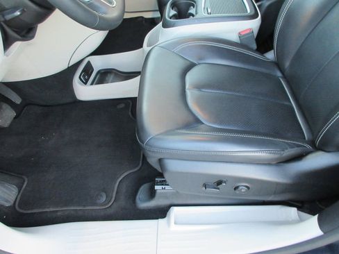 Used 2023 Chrysler Pacifica Touring-L FWD image 20
