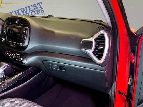 Used 2025 Kia Soul LX w/ LX Technology Package FWD image 25