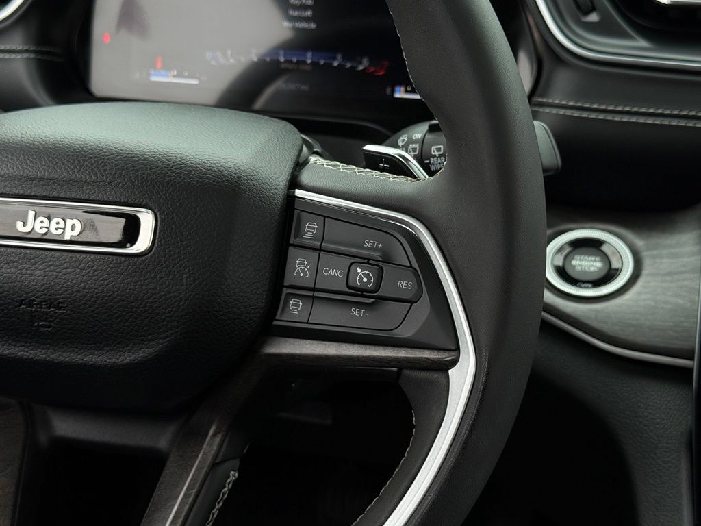 Used 2023 Jeep Grand Cherokee Limited AWD/4WD image 11