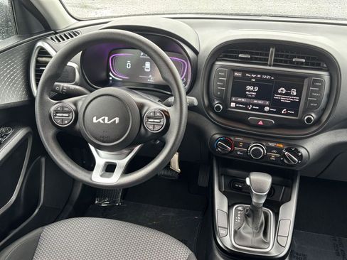 Used 2025 Kia Soul LX w/ LX Technology Package FWD image 32