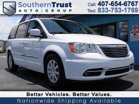 Used 2014 Chrysler Town & Country Touring FWD image 1