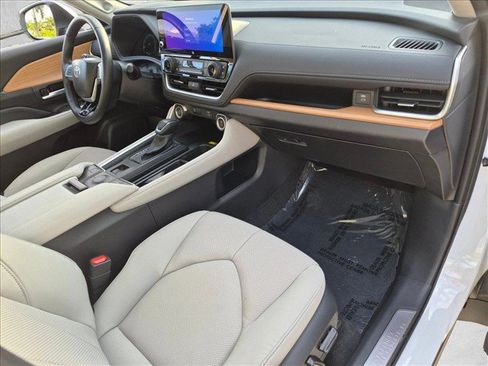 Used 2025 Toyota Grand Highlander AWD image 21