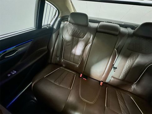 Used 2021 BMW 750i xDrive w/ Executive Package image 12
