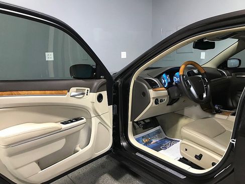 Used 2012 Chrysler 300 Limited w/ Luxury Group RWD image 9