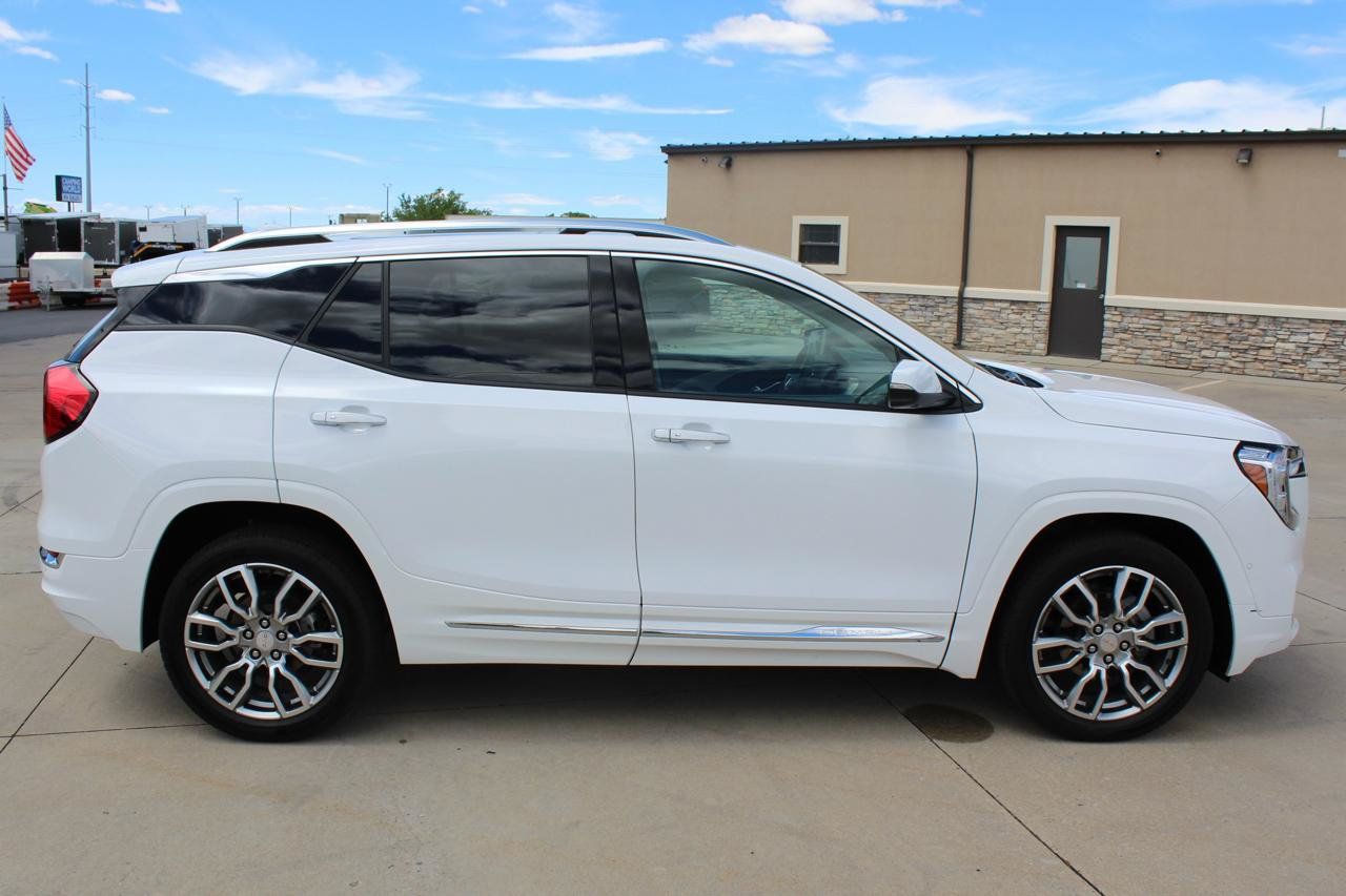 Used 2024 GMC Terrain Denali w/ Denali Premium Package AWD/4WD image 6