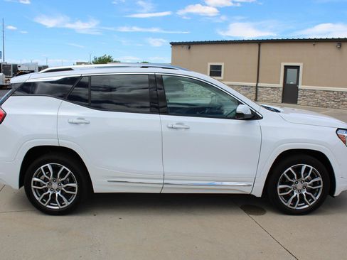 Used 2024 GMC Terrain Denali w/ Denali Premium Package AWD/4WD image 6