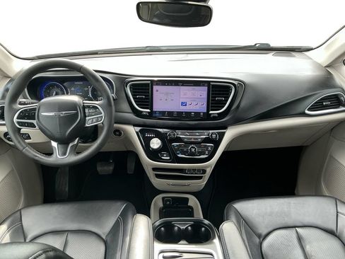 Used 2024 Chrysler Pacifica Touring-L FWD image 17
