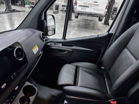 Used 2025 Mercedes-Benz Sprinter 2500 image 23