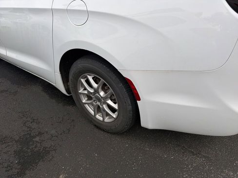 Used 2024 Chrysler Pacifica Touring-L FWD image 7