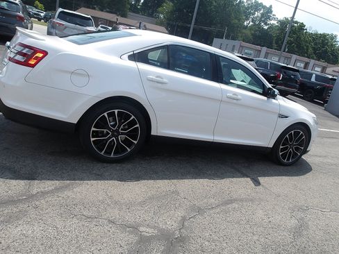 Used 2018 Ford Taurus Limited AWD/4WD image 8
