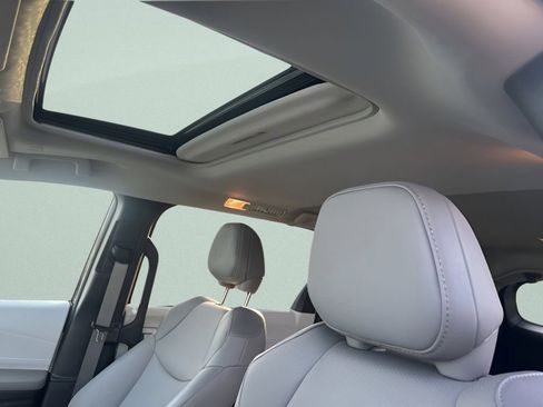 Used 2025 Toyota Sienna XLE image 19