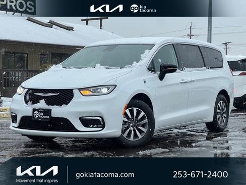 Used 2024 Chrysler Pacifica Limited FWD image 1