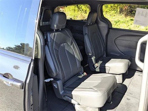 Certified 2020 Chrysler Pacifica Touring-L w/ Advanced Safetytec Group image 24