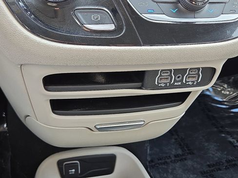 Used 2024 Chrysler Pacifica Touring-L FWD image 29