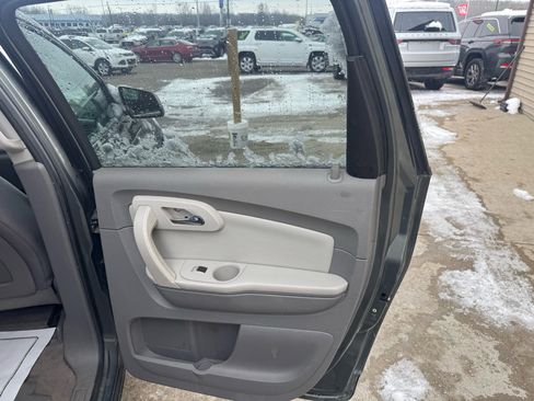 Used 2011 Chevrolet Traverse LT image 17