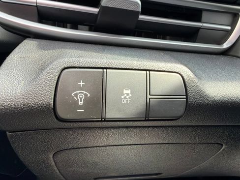 Used 2025 Hyundai Elantra SEL FWD image 25