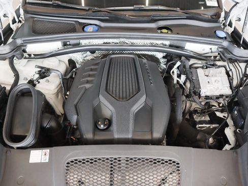 Certified 2024 Porsche Macan AWD/4WD image 27