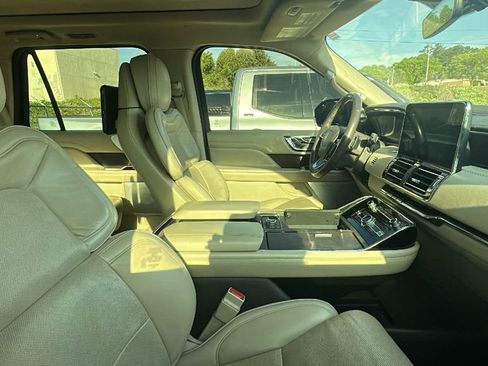 Used 2019 Lincoln Navigator Reserve image 11