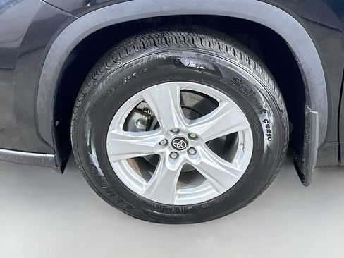 Used 2024 Toyota Highlander LE AWD/4WD image 8