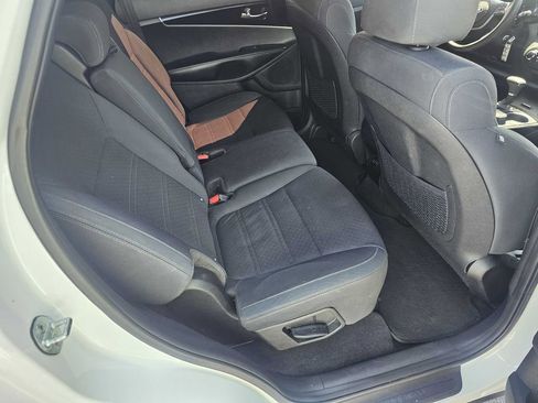 Used 2019 Kia Sorento FWD image 25