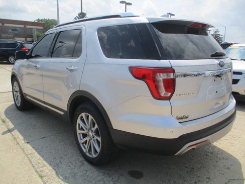 Used 2017 Ford Explorer Limited w/ Equipment Group 301A FWD image 4