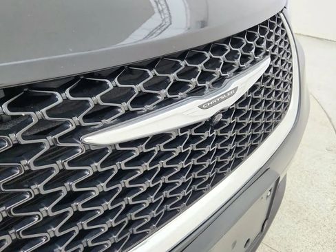 Used 2022 Chrysler Pacifica Touring-L image 16