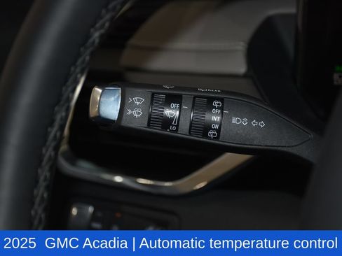 Used 2025 GMC Acadia Elevation w/ Elevation Premium Package FWD image 11